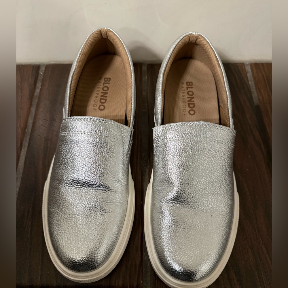 Blondo Giavana Silver Waterproof Shoes - Picture 2 of 11